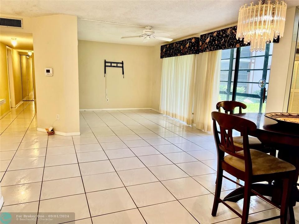 For Rent: $2,200 (2 beds, 2 baths, 827 Square Feet)