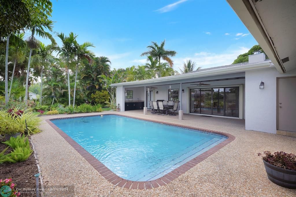 Recently Sold: $940,000 (5 beds, 3 baths, 2636 Square Feet)