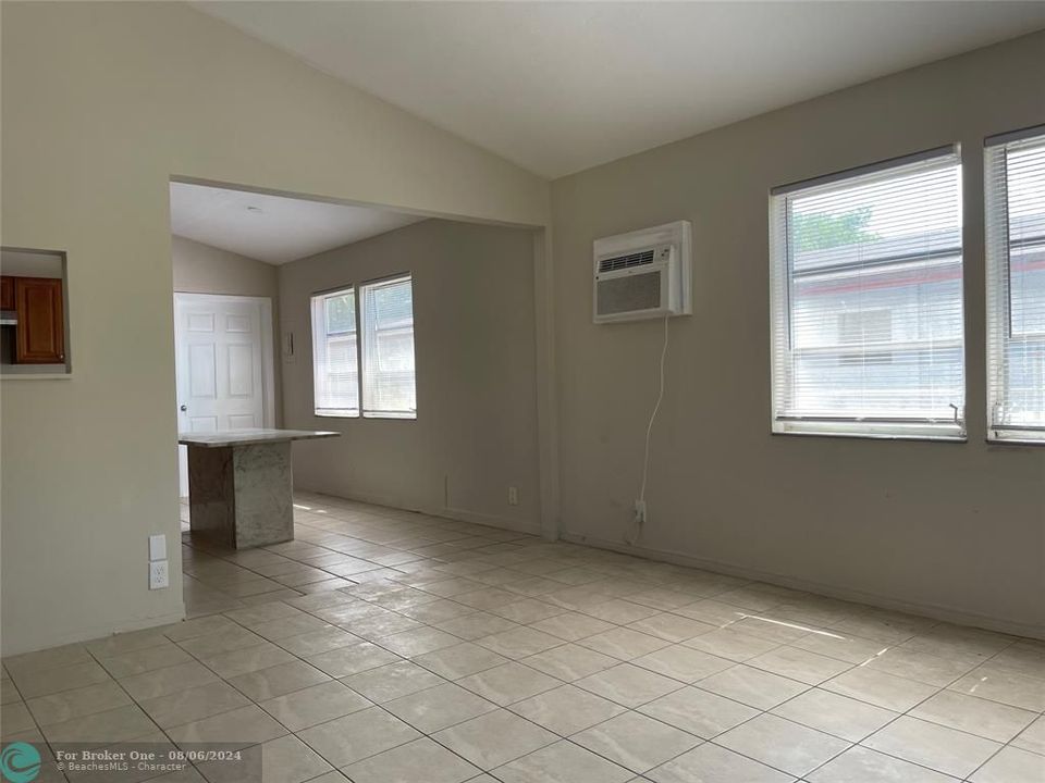 For Sale: $1,900 (2 beds, 1 baths, 1820 Square Feet)