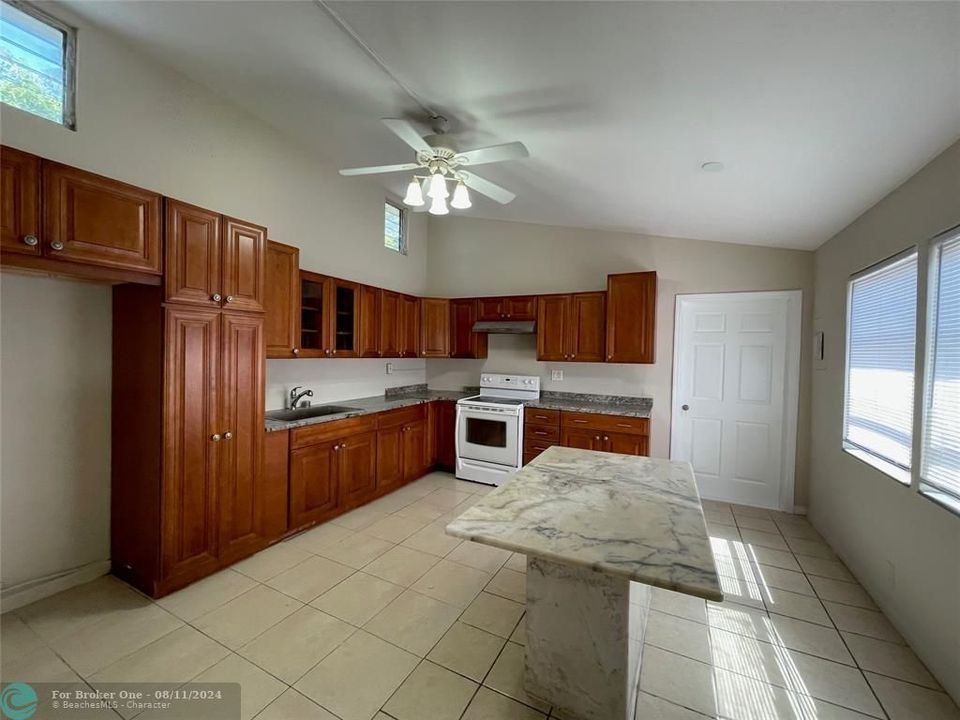 For Sale: $1,900 (2 beds, 1 baths, 1820 Square Feet)