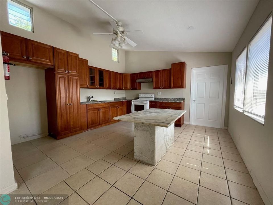 For Sale: $1,900 (2 beds, 1 baths, 1820 Square Feet)