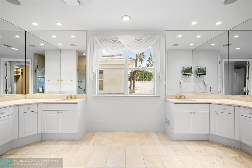 Recently Sold: $3,800,000 (6 beds, 6 baths, 3655 Square Feet)