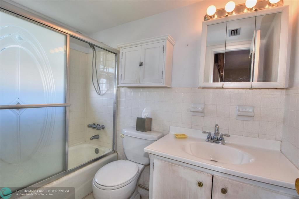 For Sale: $145,000 (1 beds, 1 baths, 700 Square Feet)