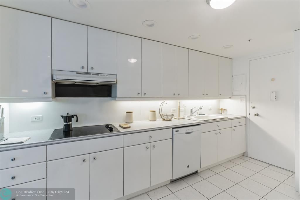 For Sale: $548,999 (1 beds, 2 baths, 1258 Square Feet)