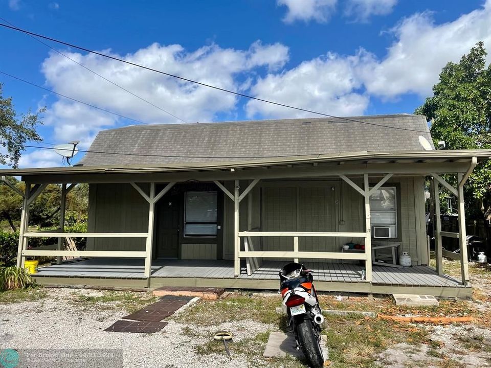 Active With Contract: $1,500 (1 beds, 2 baths, 1120 Square Feet)