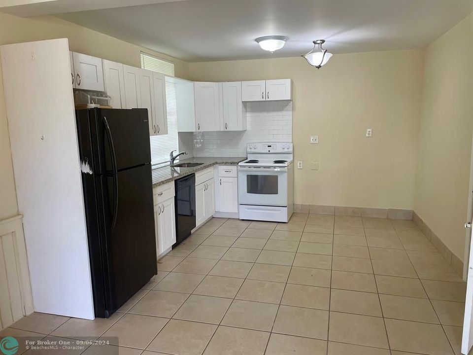 Active With Contract: $1,500 (1 beds, 2 baths, 1120 Square Feet)