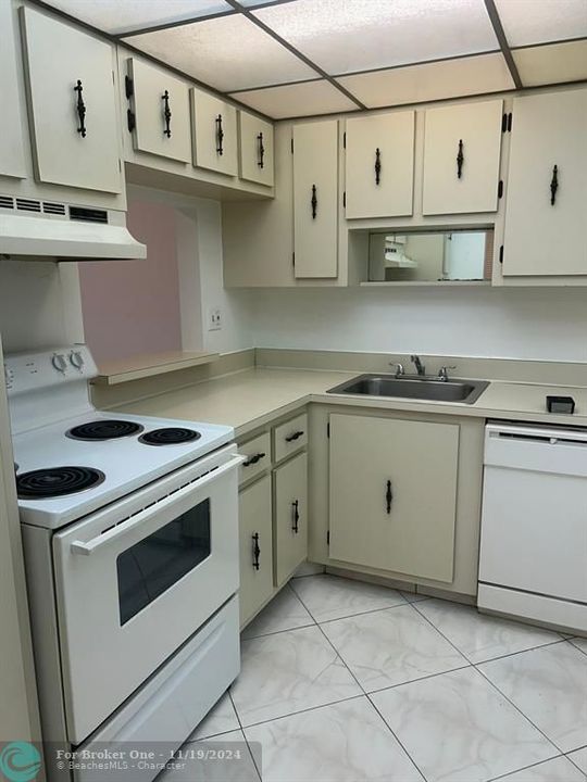 Active With Contract: $1,600 (1 beds, 1 baths, 695 Square Feet)