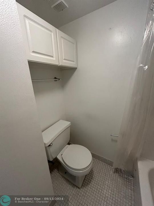 Active With Contract: $1,600 (1 beds, 1 baths, 695 Square Feet)