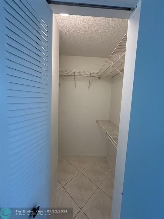 Active With Contract: $1,600 (1 beds, 1 baths, 695 Square Feet)