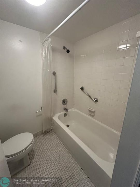 Active With Contract: $1,600 (1 beds, 1 baths, 695 Square Feet)