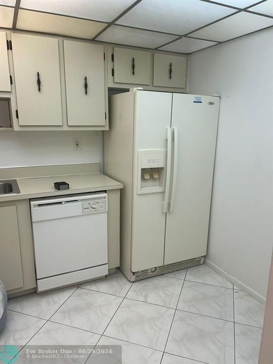 Active With Contract: $1,600 (1 beds, 1 baths, 695 Square Feet)