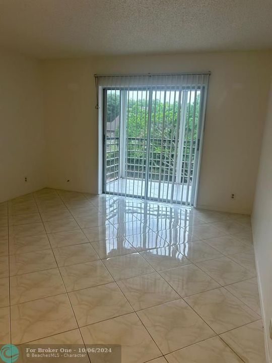 Active With Contract: $1,600 (1 beds, 1 baths, 695 Square Feet)