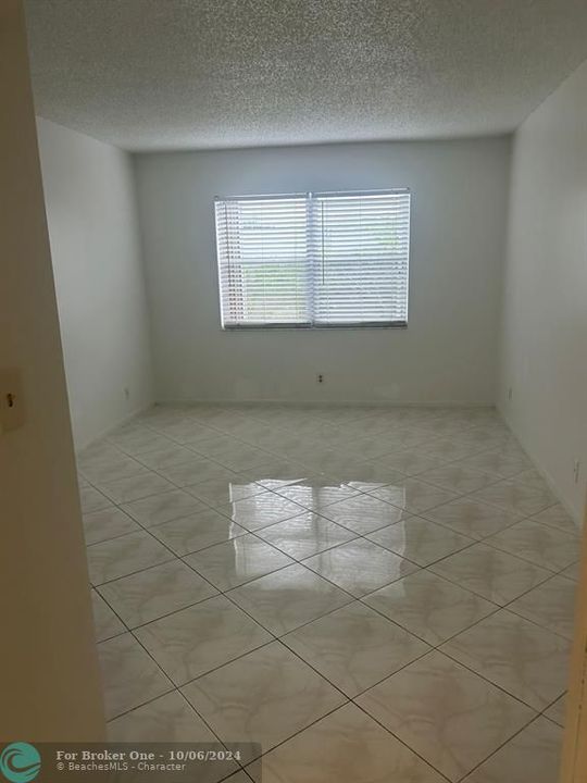 Active With Contract: $1,600 (1 beds, 1 baths, 695 Square Feet)