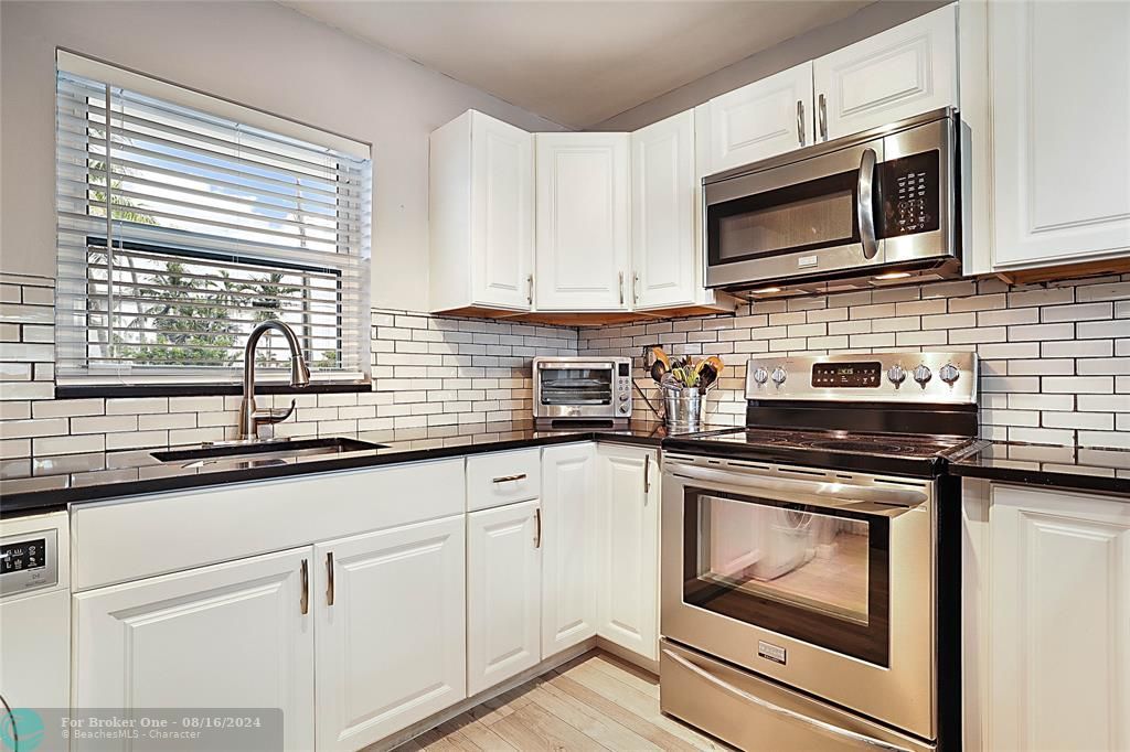 For Sale: $398,750 (2 beds, 2 baths, 1025 Square Feet)