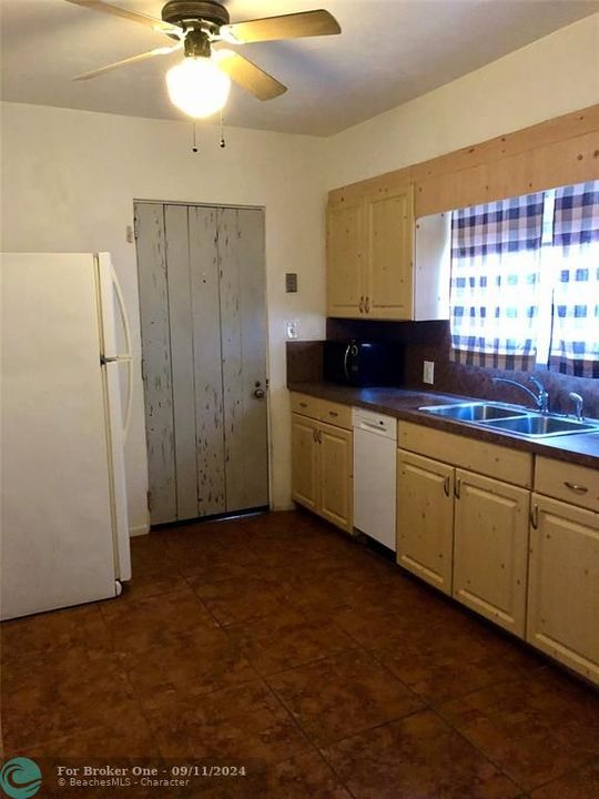 Recently Rented: $2,200 (2 beds, 1 baths, 1000 Square Feet)