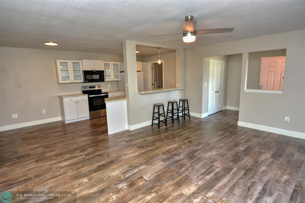 For Sale: $249,500 (2 beds, 2 baths, 1037 Square Feet)