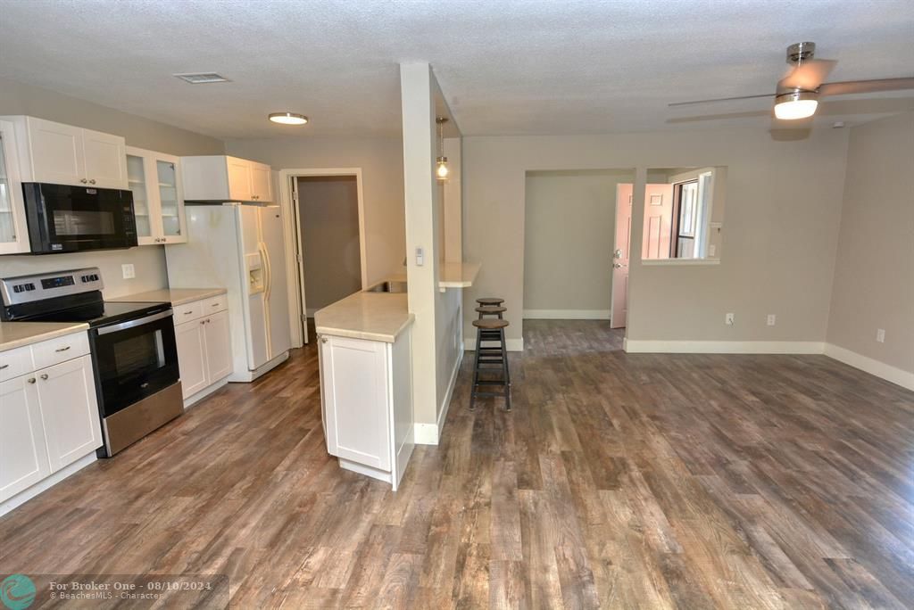 For Sale: $249,500 (2 beds, 2 baths, 1037 Square Feet)