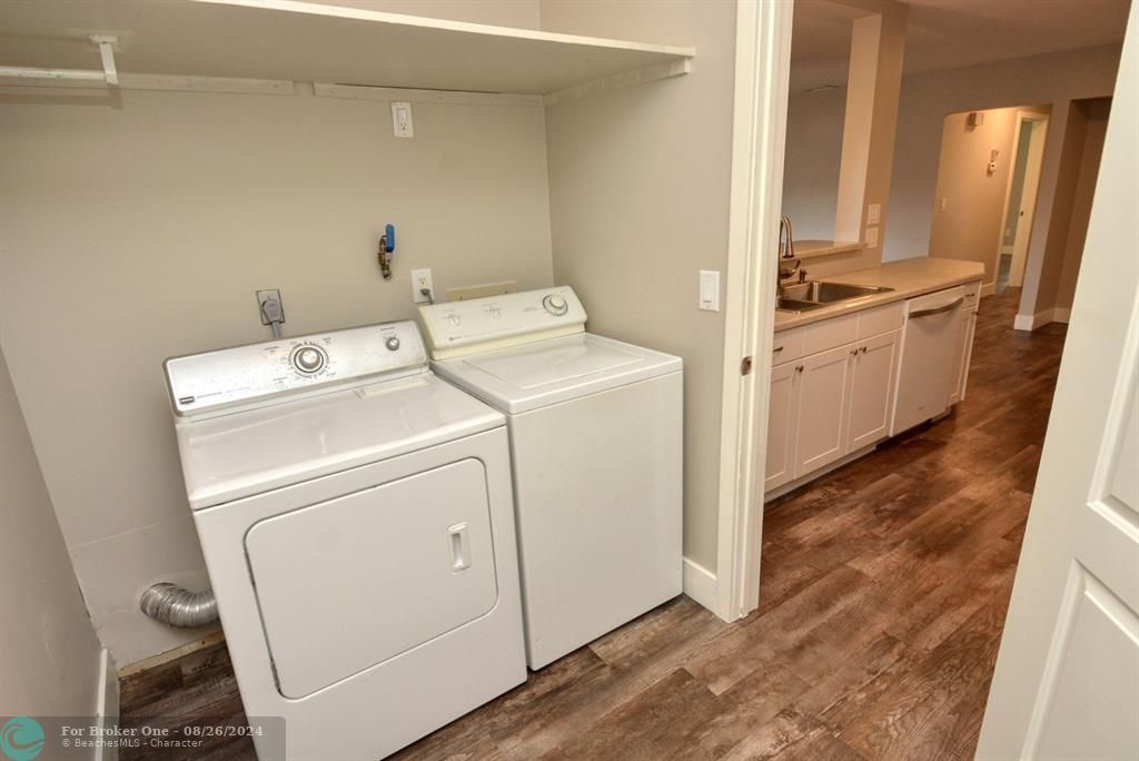 For Sale: $249,500 (2 beds, 2 baths, 1037 Square Feet)