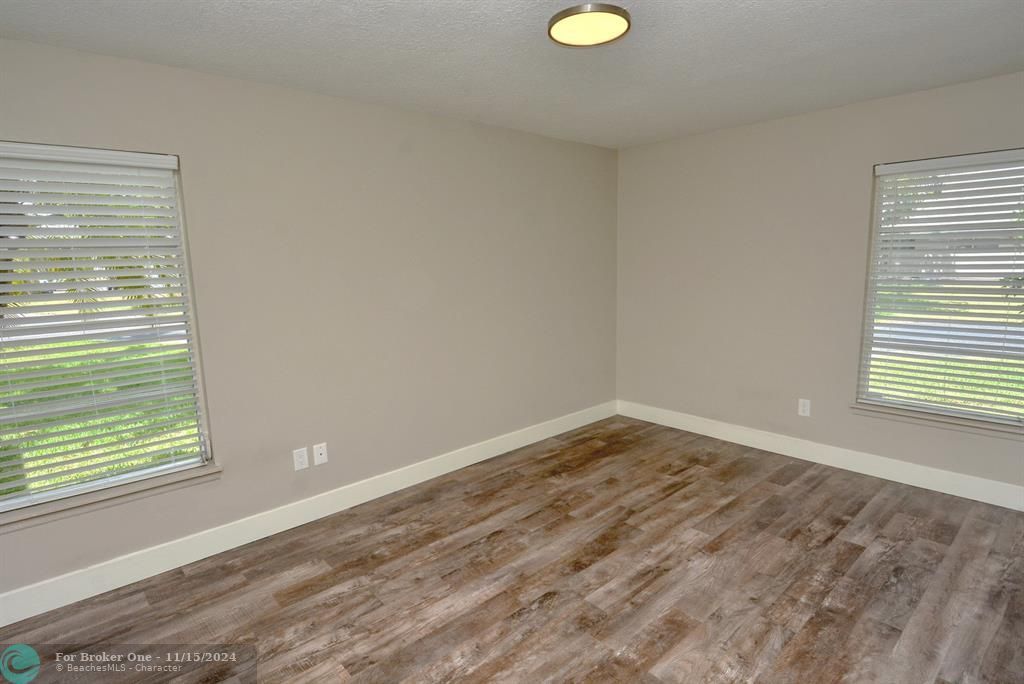 For Sale: $249,500 (2 beds, 2 baths, 1037 Square Feet)