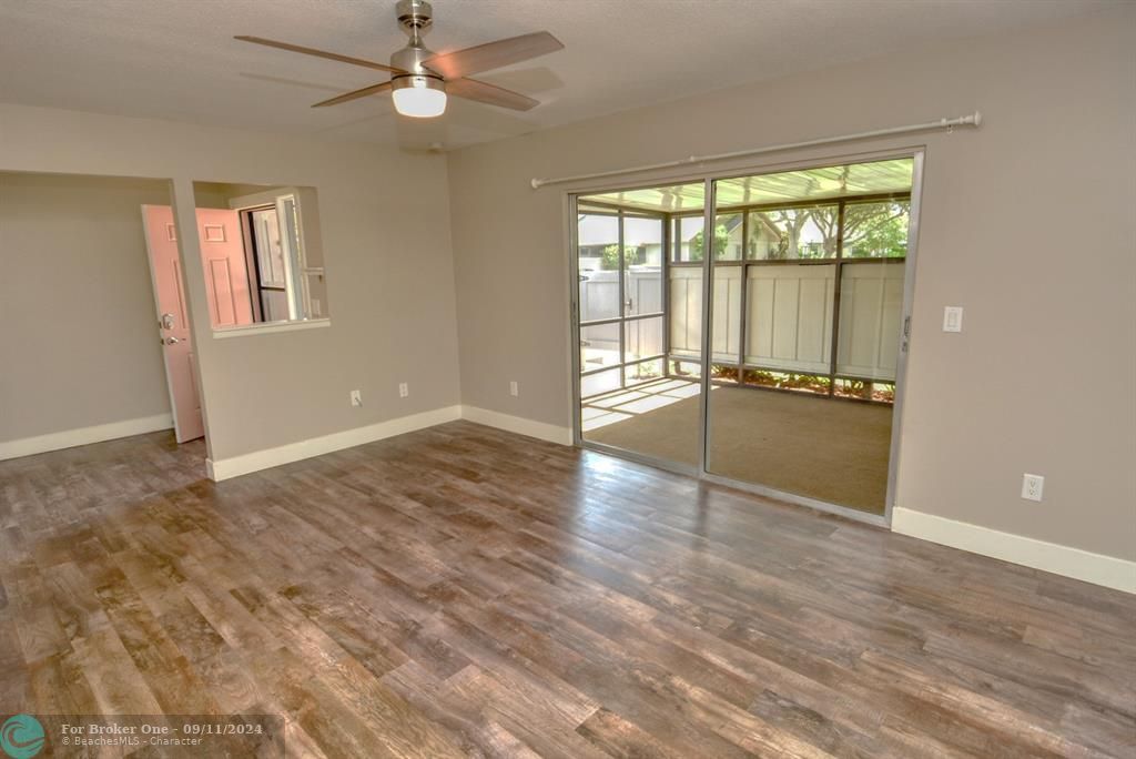 For Sale: $249,500 (2 beds, 2 baths, 1037 Square Feet)