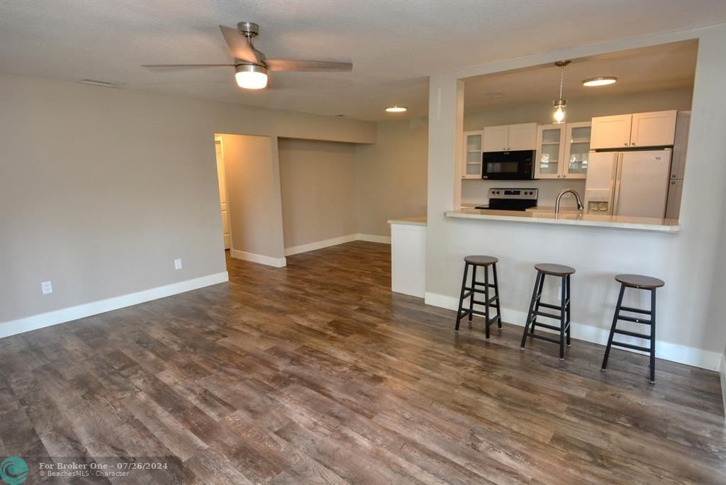 For Sale: $249,500 (2 beds, 2 baths, 1037 Square Feet)
