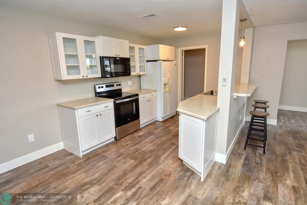 For Sale: $249,500 (2 beds, 2 baths, 1037 Square Feet)