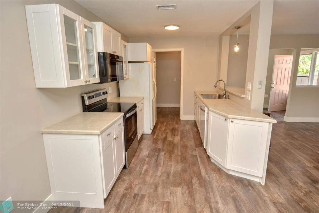 For Sale: $249,500 (2 beds, 2 baths, 1037 Square Feet)