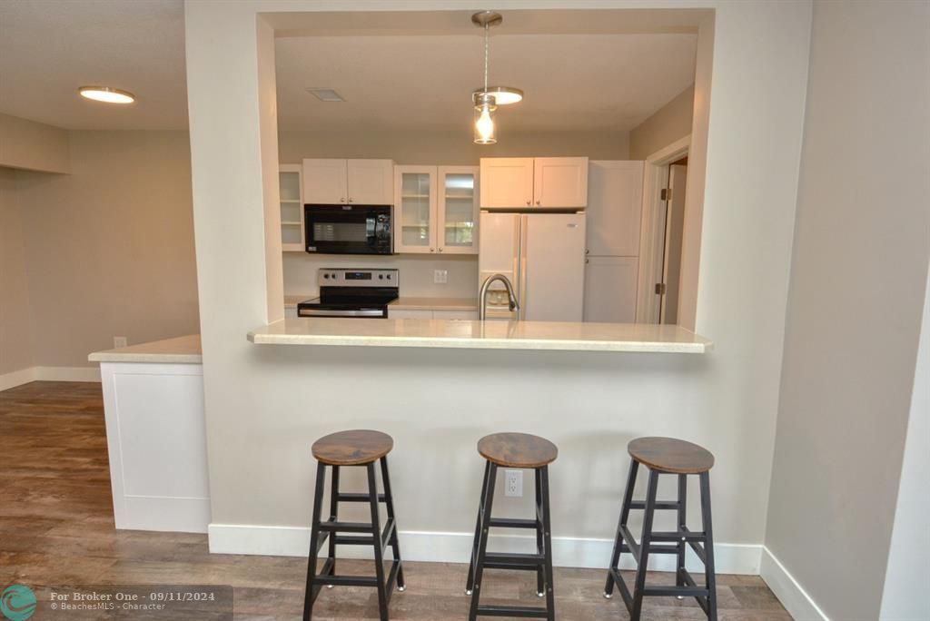 For Sale: $249,500 (2 beds, 2 baths, 1037 Square Feet)