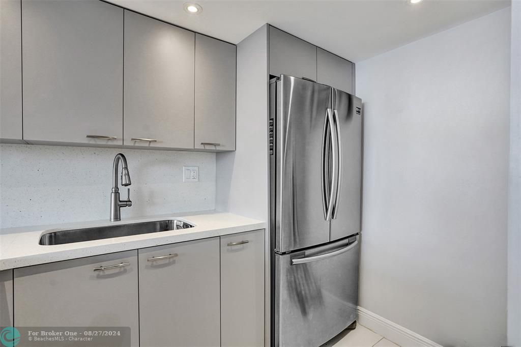 For Sale: $249,000 (1 beds, 1 baths, 595 Square Feet)