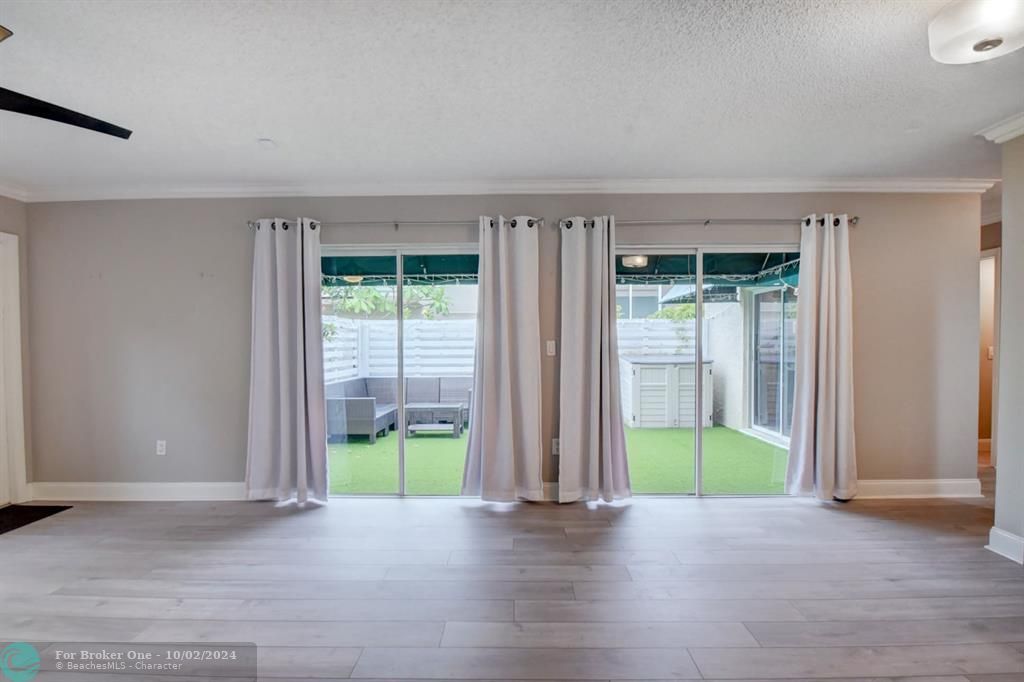 Active With Contract: $2,950 (3 beds, 2 baths, 1632 Square Feet)