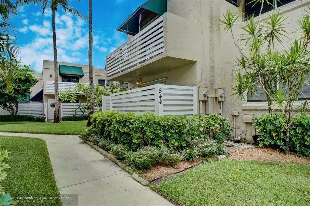 Active With Contract: $2,950 (3 beds, 2 baths, 1632 Square Feet)