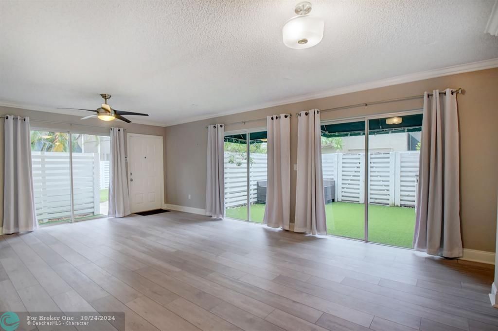 Active With Contract: $2,950 (3 beds, 2 baths, 1632 Square Feet)