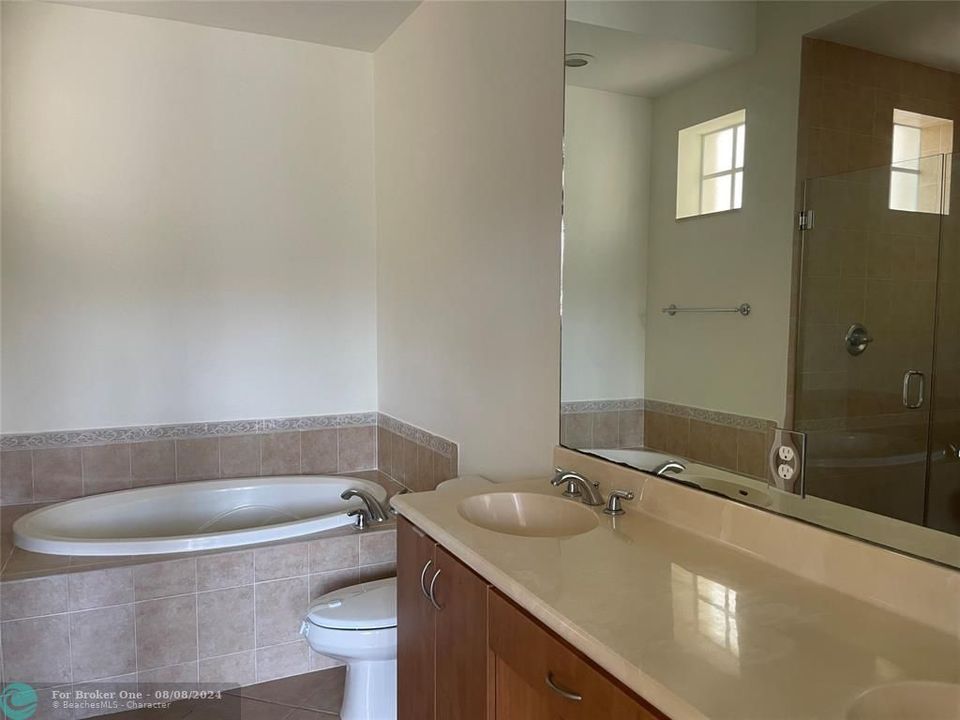 For Rent: $2,750 (2 beds, 2 baths, 1159 Square Feet)