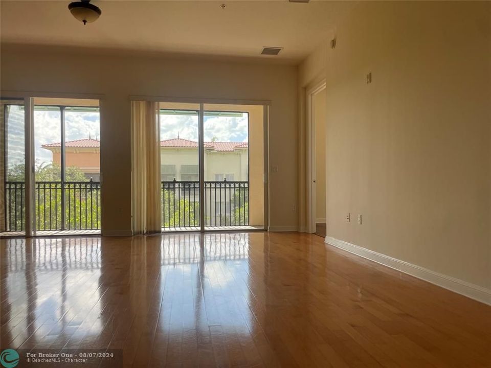 For Rent: $2,800 (2 beds, 2 baths, 1159 Square Feet)