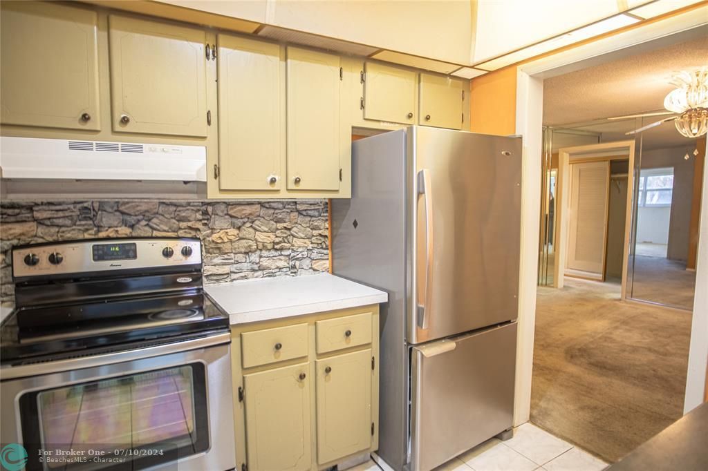 Active With Contract: $111,900 (2 beds, 2 baths, 930 Square Feet)