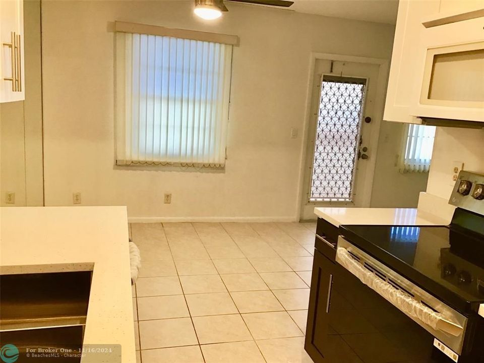 Active With Contract: $1,850 (2 beds, 1 baths, 861 Square Feet)