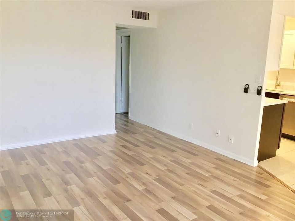 Active With Contract: $1,850 (2 beds, 1 baths, 861 Square Feet)