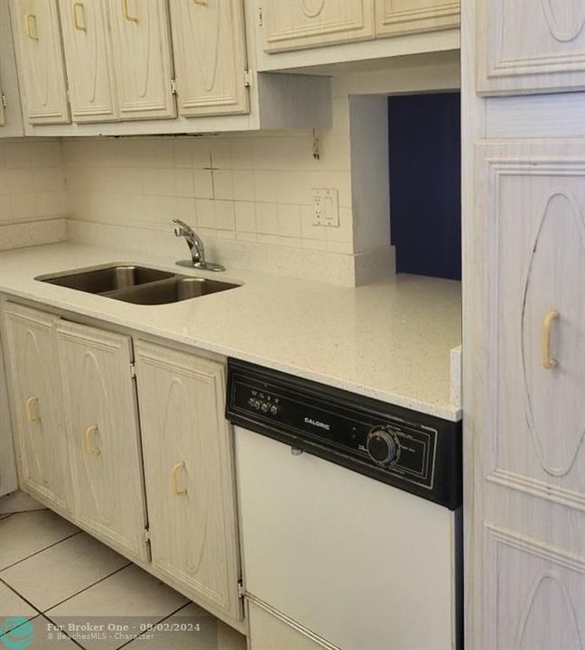 For Rent: $1,000 (2 beds, 2 baths, 982 Square Feet)