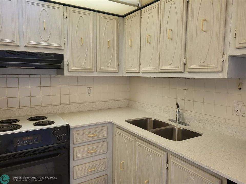 For Rent: $1,000 (2 beds, 2 baths, 982 Square Feet)