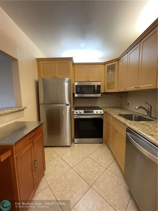 For Rent: $1,600 (1 beds, 1 baths, 715 Square Feet)