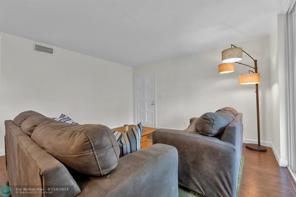 For Sale: $349,900 (3 beds, 2 baths, 1179 Square Feet)
