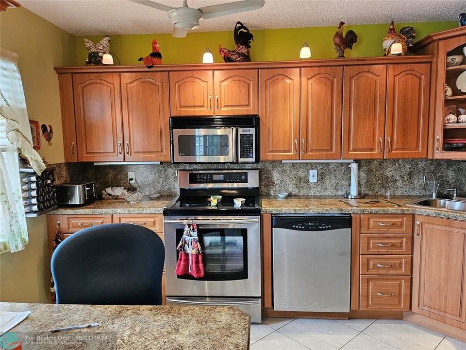 For Sale: $206,000 (2 beds, 1 baths, 841 Square Feet)