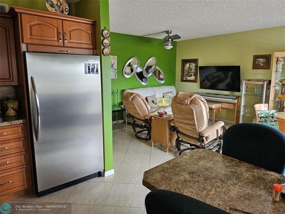 For Sale: $206,000 (2 beds, 1 baths, 841 Square Feet)