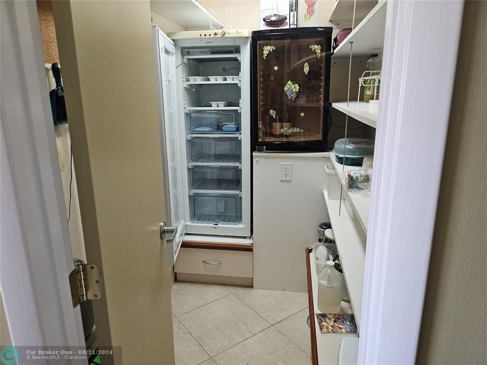 For Sale: $206,000 (2 beds, 1 baths, 841 Square Feet)