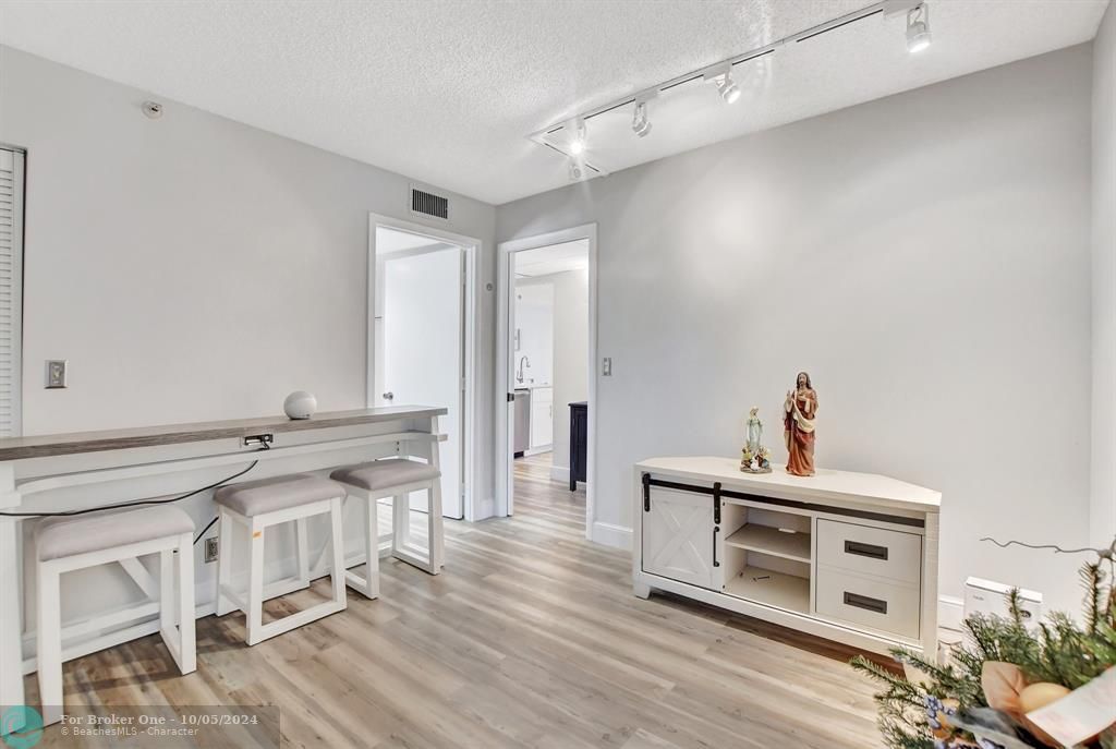 For Sale: $415,000 (2 beds, 2 baths, 1130 Square Feet)