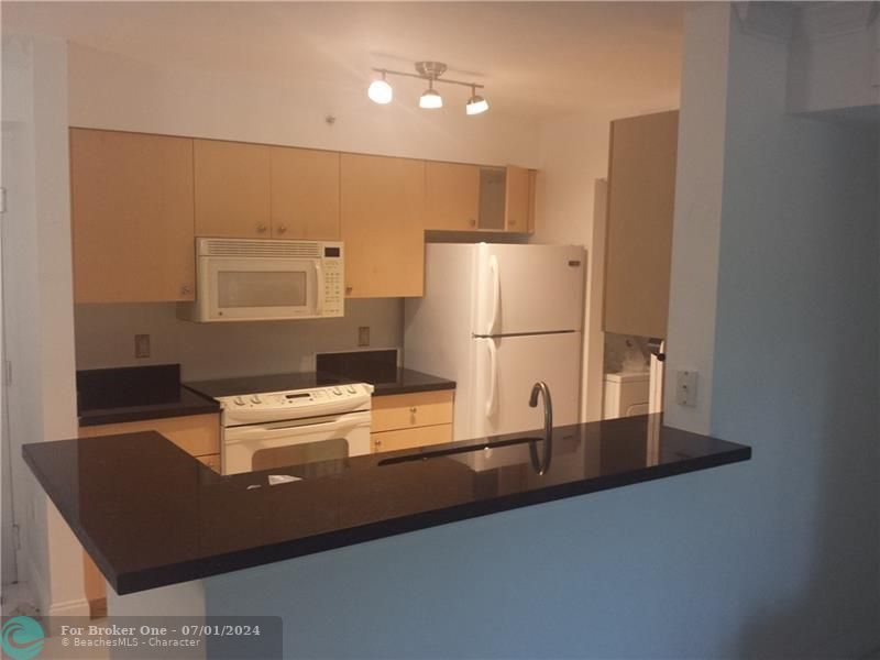 For Rent: $2,200 (2 beds, 1 baths, 940 Square Feet)