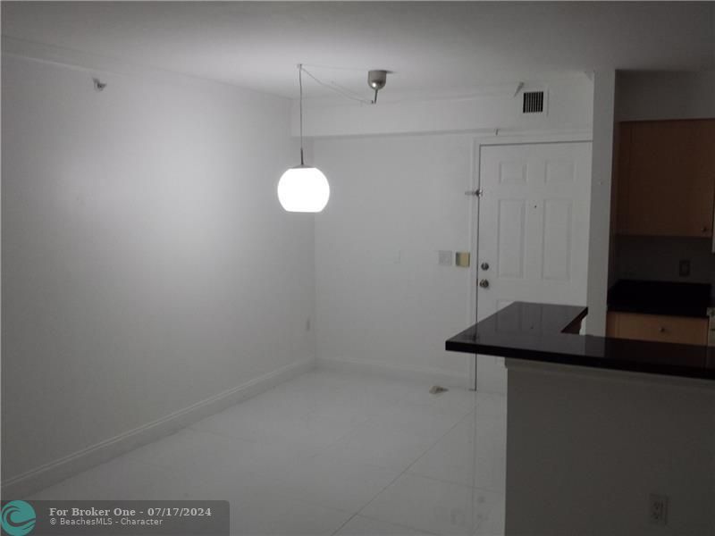 For Rent: $2,200 (2 beds, 1 baths, 940 Square Feet)