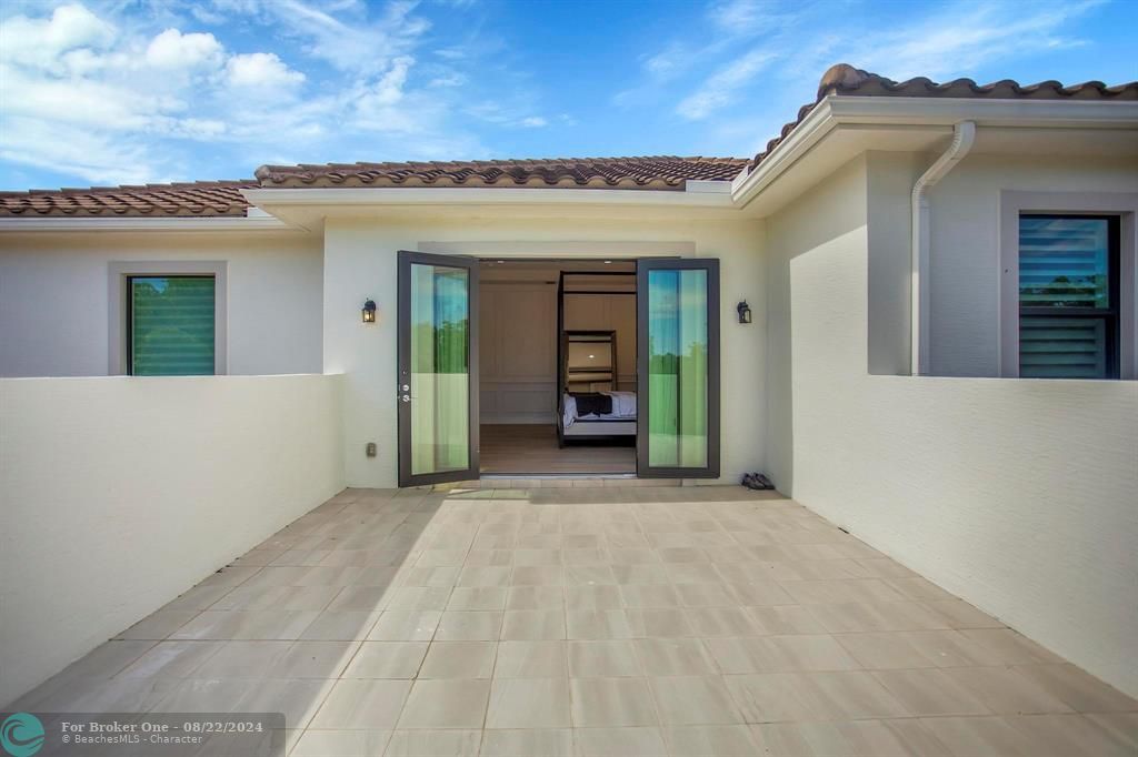 Recently Sold: $2,650,000 (4 beds, 4 baths, 4686 Square Feet)