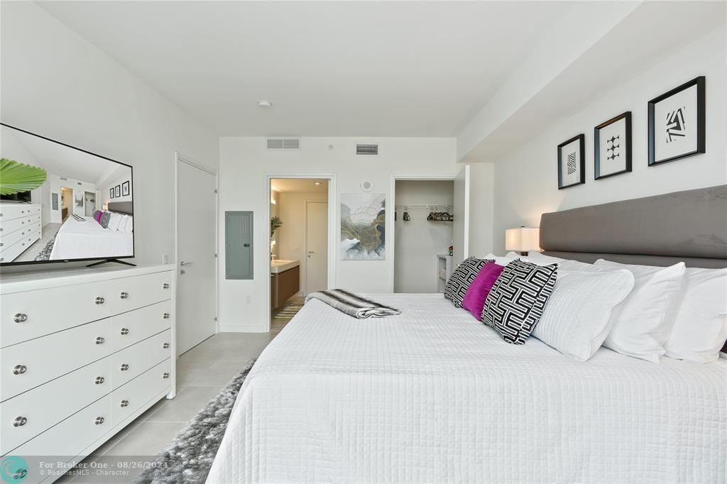 For Sale: $745,000 (1 beds, 1 baths, 858 Square Feet)