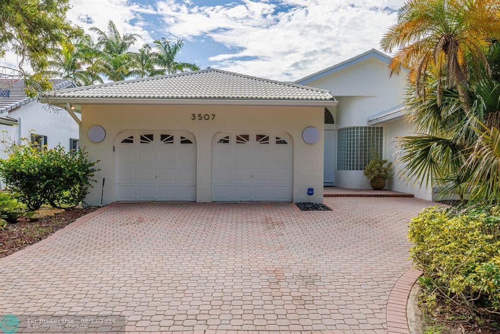 Active With Contract: $6,000 (5 beds, 3 baths, 2992 Square Feet)